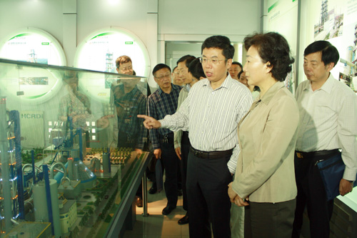 花建慧副省长在周云峰院长陪同下参观展厅 J9国际集团(中国)-官方网站