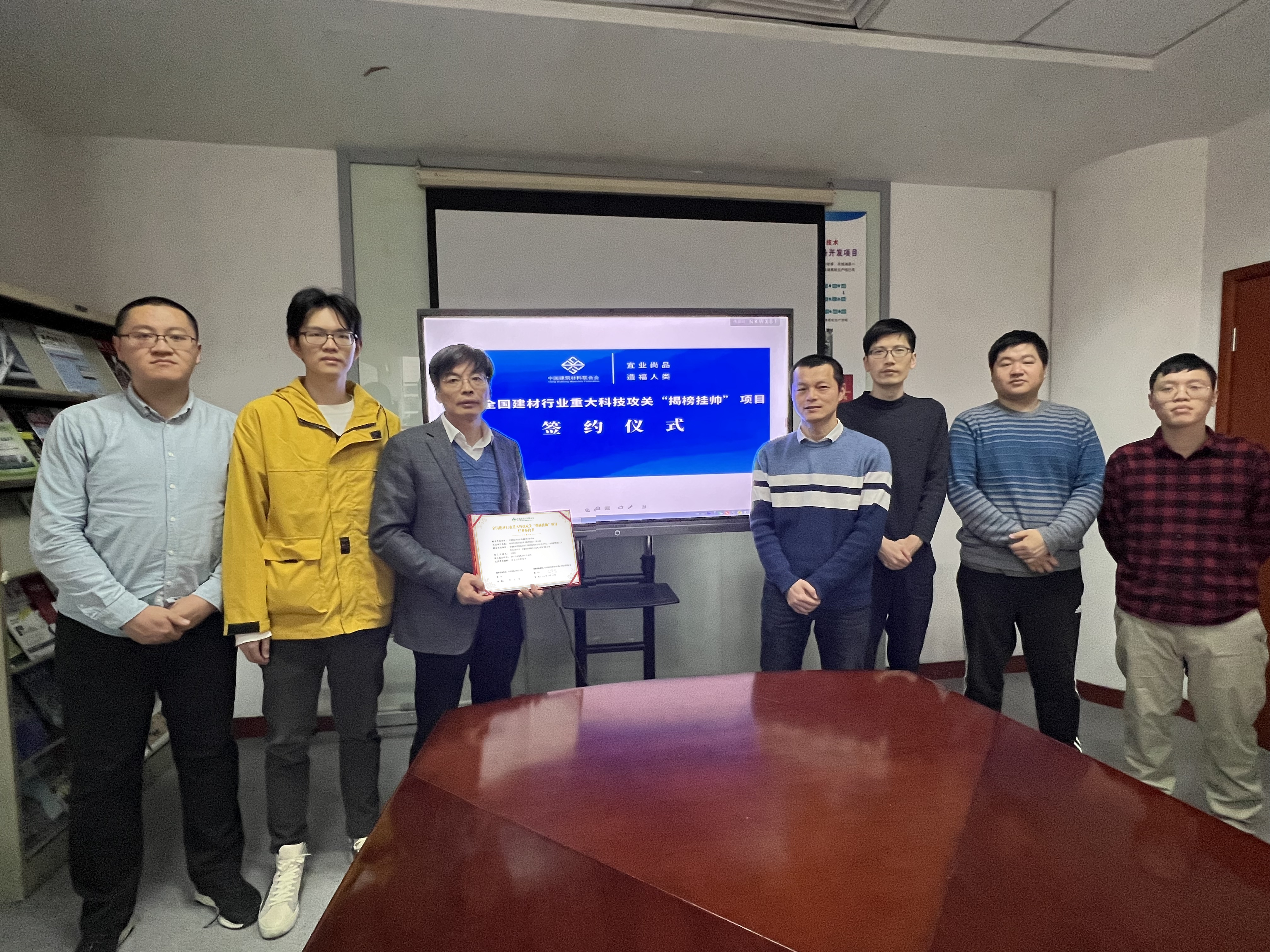 玻璃熔窑利用氢能成套技术设备与工程示范团队.jpg